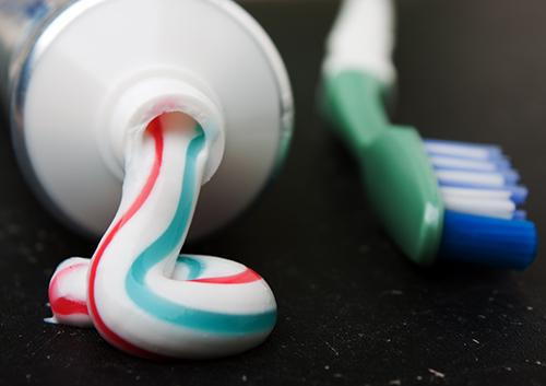 What's in toothpaste and how does it work? What's in toothpaste and how does it work?